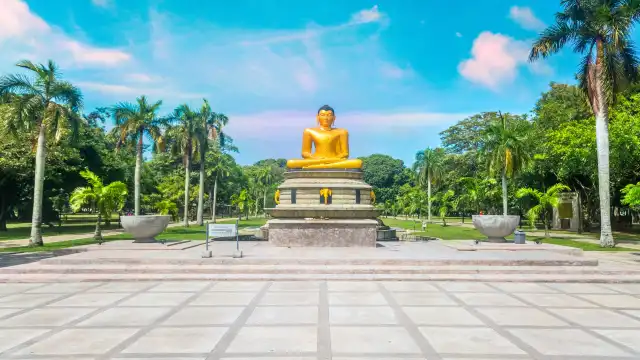 Hotels near Viharamahadevi Park