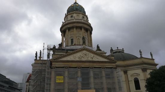 柏林德国教堂位于御林广场，和对面的法国大教堂外观非常相似。二