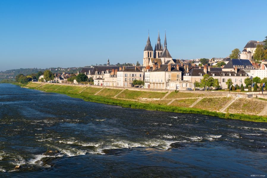 Compare 5 airports near Blois