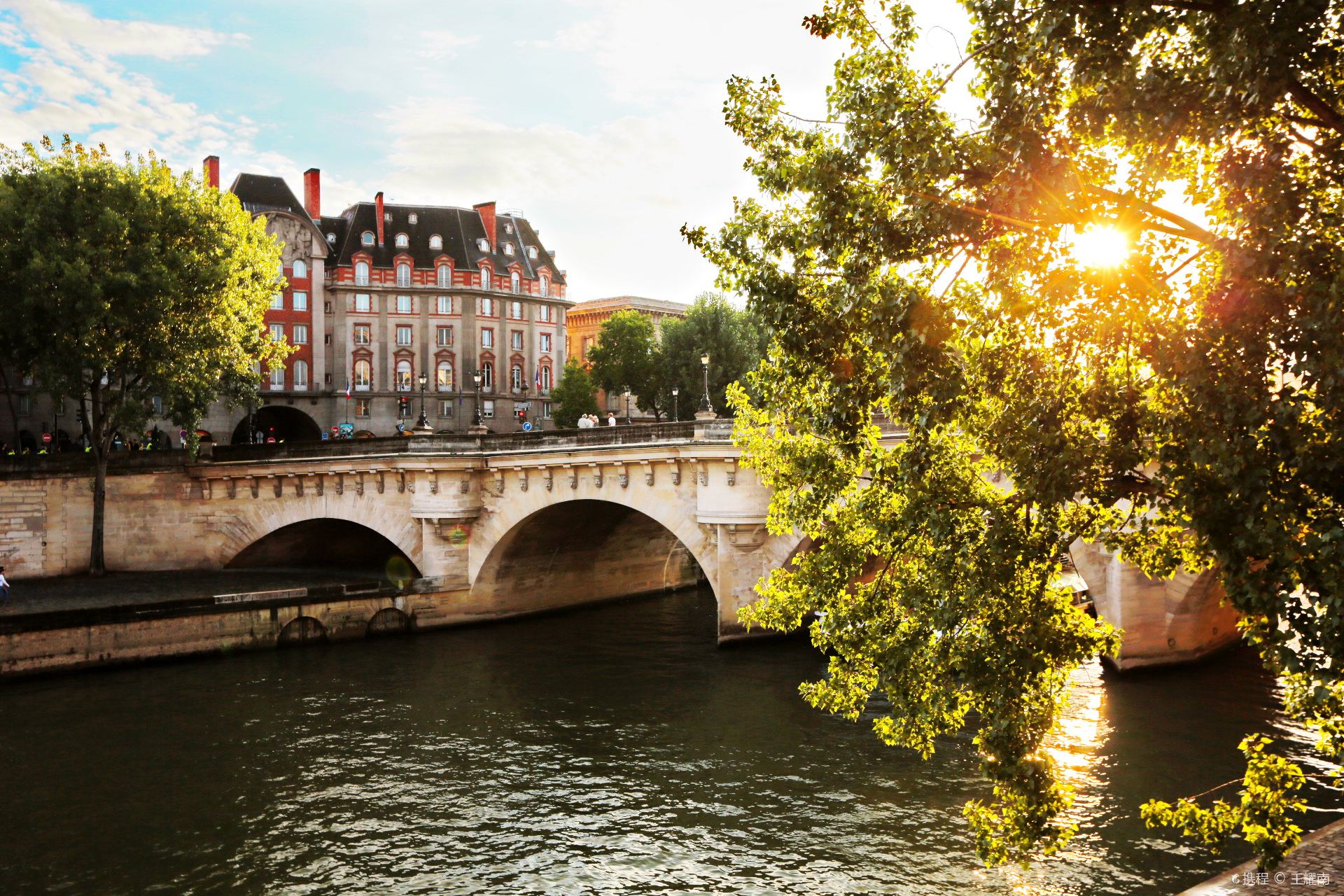 Tagesausflug zu den Champs-Élysées, Arc de Triomphe (Triumphbogen), Eiffelturm, Louvre und Seine