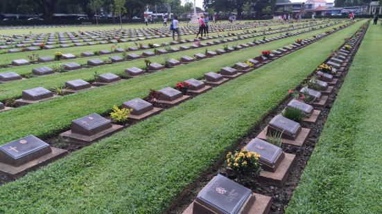 北碧府盟军公墓安葬了近7000名二次大战中牺牲在此的英国、荷