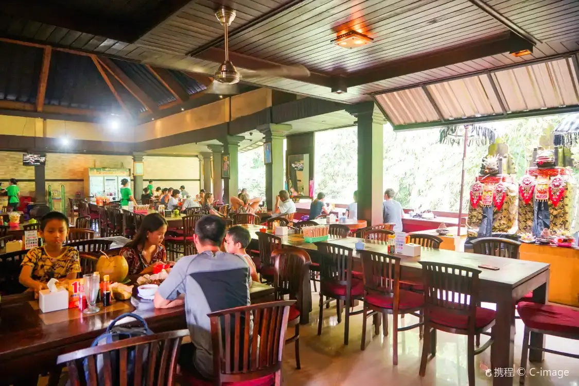 Hotel dekat Warung Babi Guling Ibu Oka 3