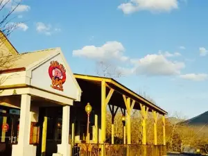 Hawg Wild BBQ & Catfish House of Hiawassee