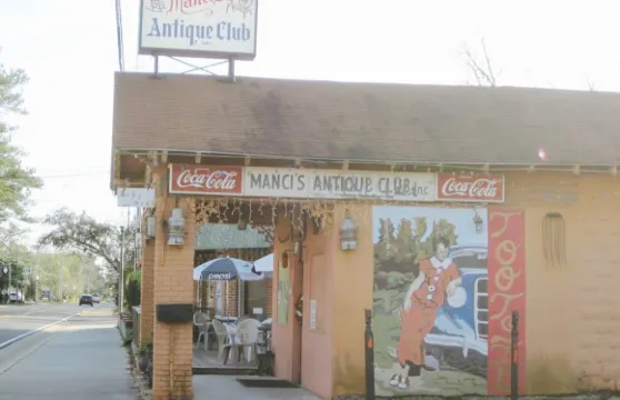 Manci's Antique Club Restaurant