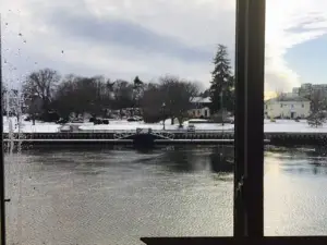 Narrow's Crossing Restaurant & Lounge