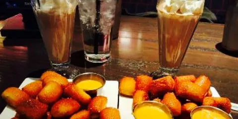 Red Robin America's Gourmet Burgers and Spirits