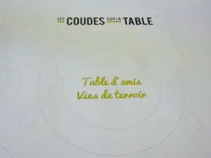 Les coudes sur la table