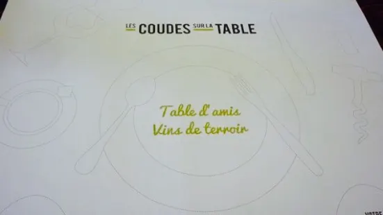 Les coudes sur la table