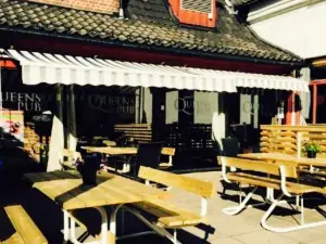 Queens pub