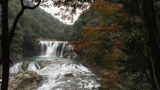 山里空气清新，景色优美，瀑布气势磅礴，农家菜真的好吃，尤其是