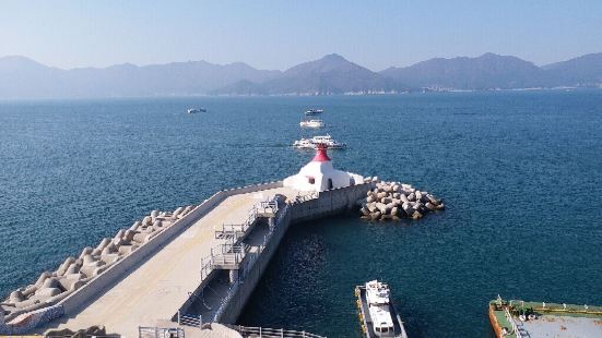 巨濟島距離釜山大約20分鐘車程。島上有很多海濱浴場，夏天來這