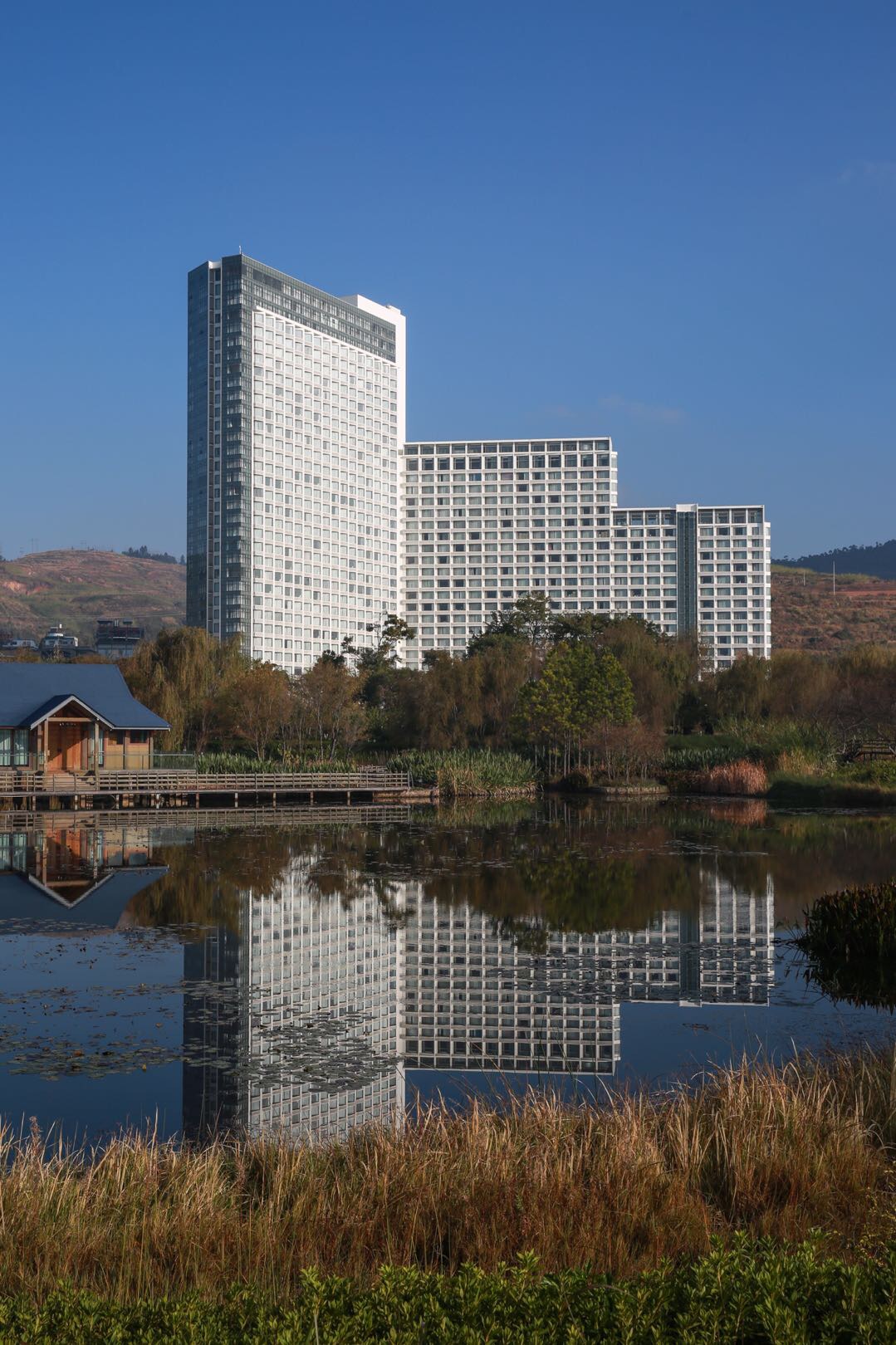 The beauty of Fuxian Lake is inseparable from the clear lake water of Fuxian Lake. As early as the end of the Ming Dynasty, the traveler Xu Xiake in his "Xu Xiake Travel Notes" has "the only mountain in the mountains, so many flows into the sea, and the flow is more Turbid, but Fuxian Lake is the clearest." Fuxian Lake, the lake crystal clear and crystal clear, the ancients called "glazed million", located in Yujiang City, Chengjiang County, Jiangchuan District, Huaning County, Hubei, 52 kilometers from Kunming, is the province's important leisure, tourism , holiday destination. Fuxian Lake is China's largest water storage lake, the largest plateau deep water lake, and the second deep freshwater lake. Since Li Jian wrote Fuxian Lake into the song, Fuxian Lake has become a place of literary youth.