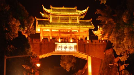 湘西凤凰古城的南华门是进出古城的主要通道之一，也是汽车进出的