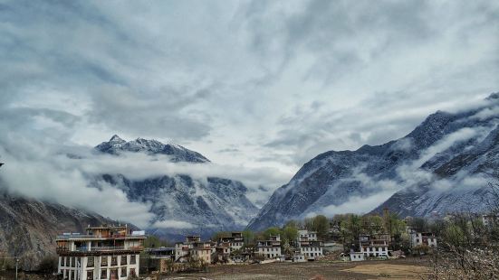 墨尔多神山位于甘孜州，海拔5000多米，在中路藏寨各个观景台