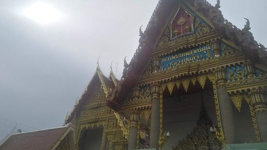 非常独特的泰式建筑，很传统的泰式寺庙，在泰国的寺庙有些是佛像