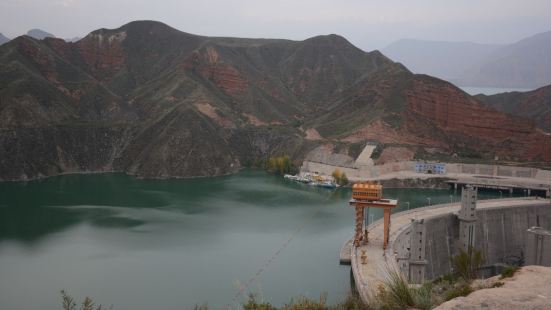 李家峡水库是黄河从源头下来的第三级水库，由于水库的蓄水沉淀作