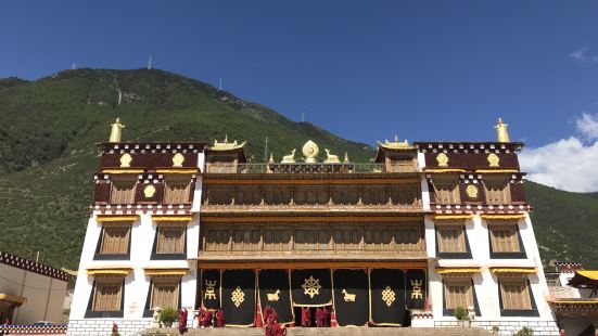 值得一去的黄教大寺，原来在县城内，后搬迁至山坡上，历时38年