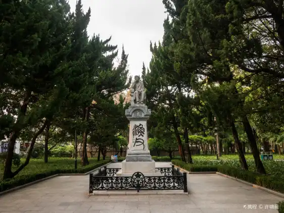 Hotels near Song Jiaoren Tomb