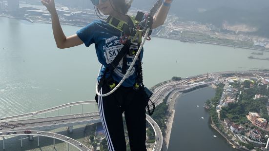我们是国庆第2天过去澳门体验的，从拱北过关除了人多了一切顺利