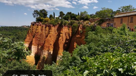 法国最美村庄之鲁西永（Roussillon）鲁西永有着另一个