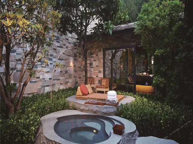 This Autumn, Why Not Have a Hotspring Tour with Your Family