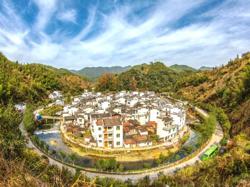 The White Walled-Black Roofed Huipai Village with Horse-Head Walls: You Must Come to Wuyuan to Appreciate It Properly.