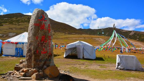 波瓦山位于四川甘孜藏族州稻城县境内，在S216通往亚丁的路上