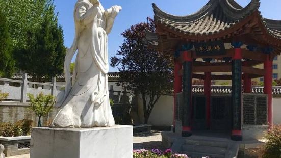 蔡文姬纪念馆，位于陕西省蓝田县蔡王村，是依蔡文姬的墓冢而建立