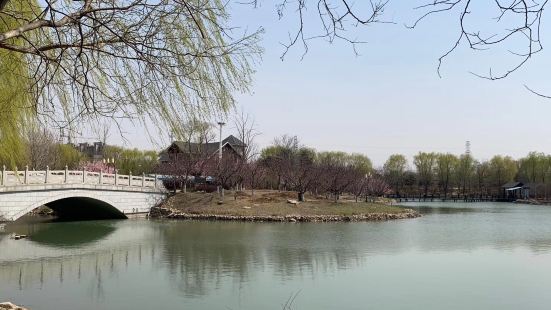 熊岳植物园位于辽宁省营口市鲅鱼圈区熊岳镇，毗邻亿江南温泉酒店