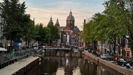 唐人街，就在阿姆斯特丹市中心，不大，运河交错分布，毗邻红灯区