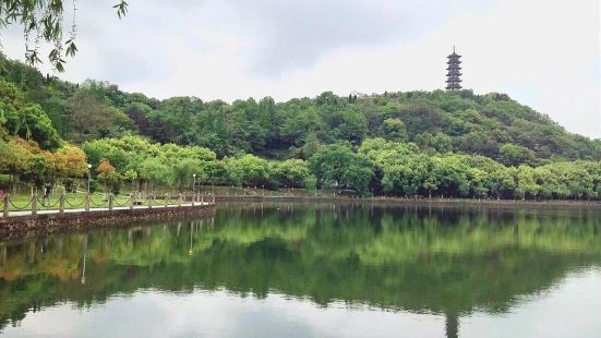 东谷湖位于丹城东首，梅溪塔山西麓，北依同家山脉，一汪碧蓝湖水