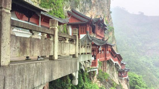 江南悬空寺，座落于风景秀丽的大慈岩风景区。雲霓化为青风，仙气