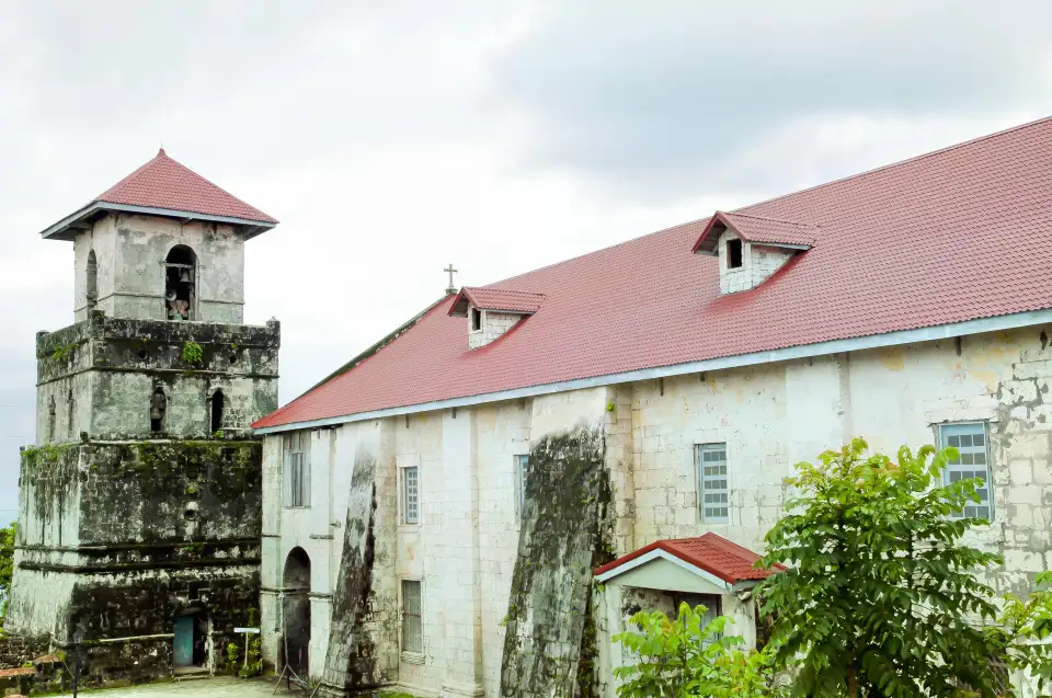 バクラヨン教会|1595年に始まる歴史と18世紀の石造建築