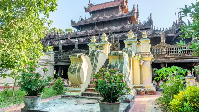 Hotels near Shweinbin Monastery