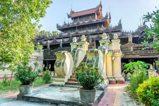 Hotels near Shweinbin Monastery