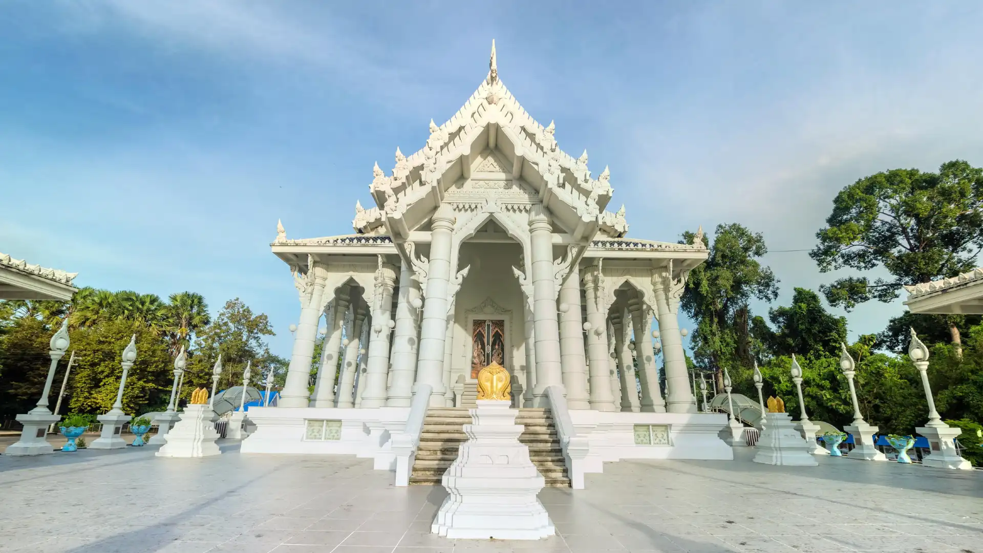 Hotels near Wat Kaeo Korawaram