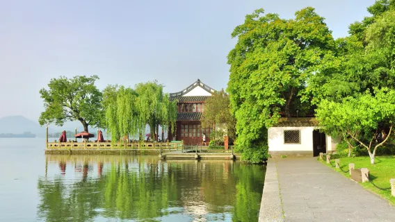Tour privato di 1 giorno a Hangzhou: Lago dell'Ovest, Tempio di Lingyin, Antico Villaggio di Fayun e Meijiawu