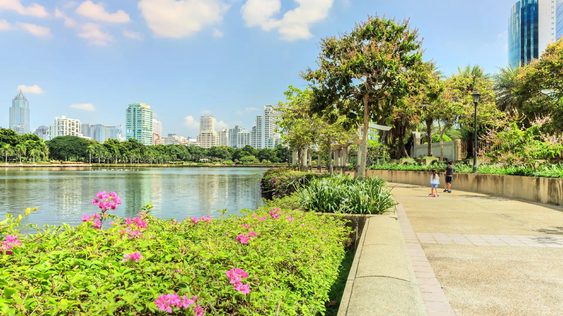 Hotels near Benchasiri Park