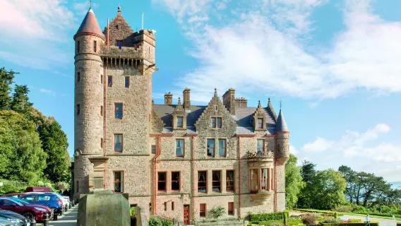 Todo tipo de traductores, guías, coches de alquiler, fotógrafos, acompañantes de negocios, acompañantes médicos, guías de viaje y personalización en todo el Reino Unido.