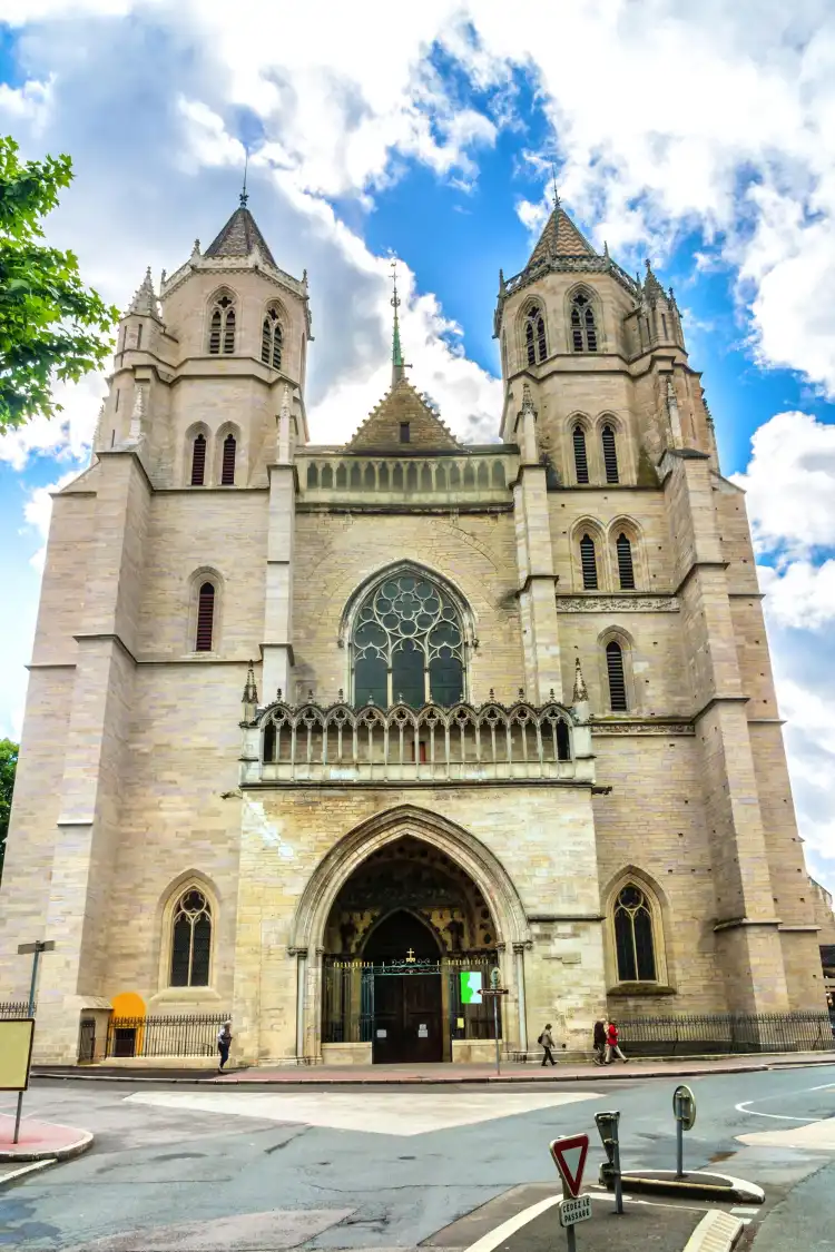 Hotel dekat Cathedrale Saint-Benigne