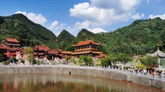 净土寺，坐落在甘肃省天水市东南部，也称曼殊寺，始建于唐代末年