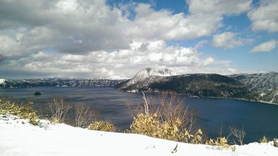 冬季來北海道看雪、看湖、看雲，摩周湖是一個火口湖，非常漂亮也