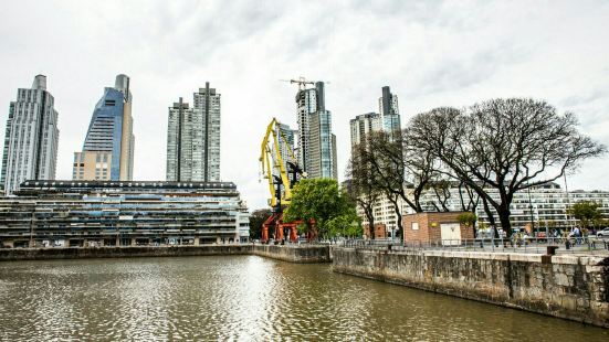 这里是布宜诺斯艾利斯的新区，港区有很多现代化的建筑，著名的女