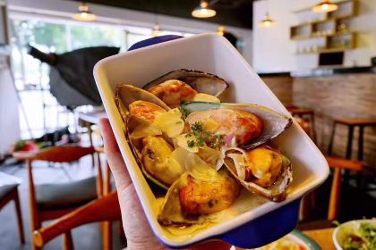 ZHONG SHAN SHI DAN QI OU PA NA DE LUO HONG BEI SHENG HUO GUAN