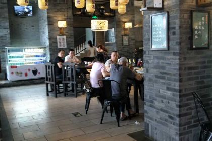 LAO CUN CHANG SI MU CAI JI DE HAI XIANG DIAN