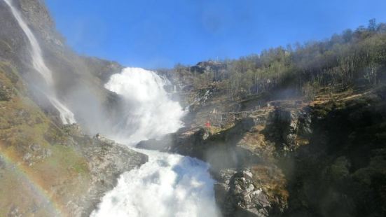 尤斯瀑布(Kjosfossen，或肖斯瀑布)，海拔669米，