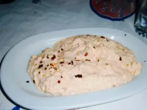 I Servitora Exafanizetai Piso Ap'tin Kourtina
