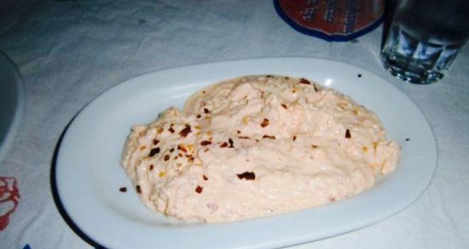 I Servitora Exafanizetai Piso Ap'tin Kourtina