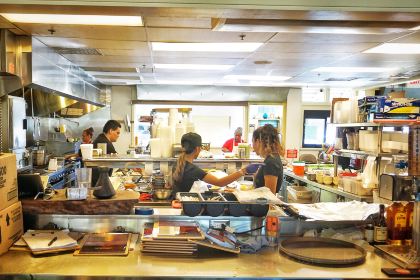 Highway Inn Kaka'ako