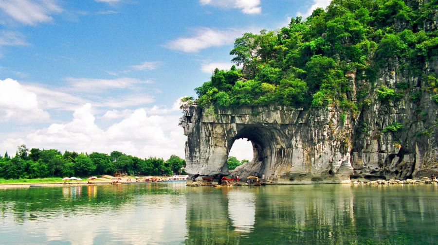 陽朔世外桃源+桂林象鼻山景區+東西巷+兩江四湖一日遊【私家團】